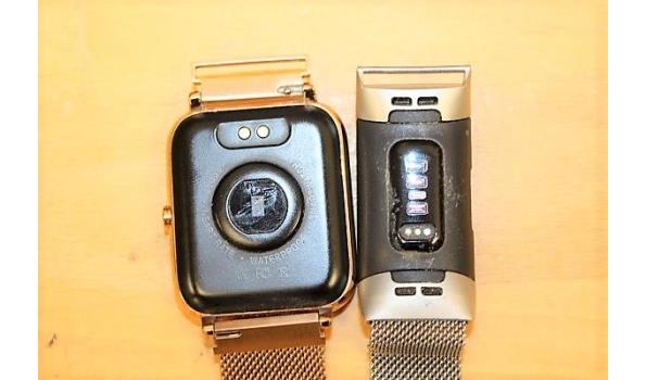 2 diverse smartwatches, werking niet gekend, zonder kabels